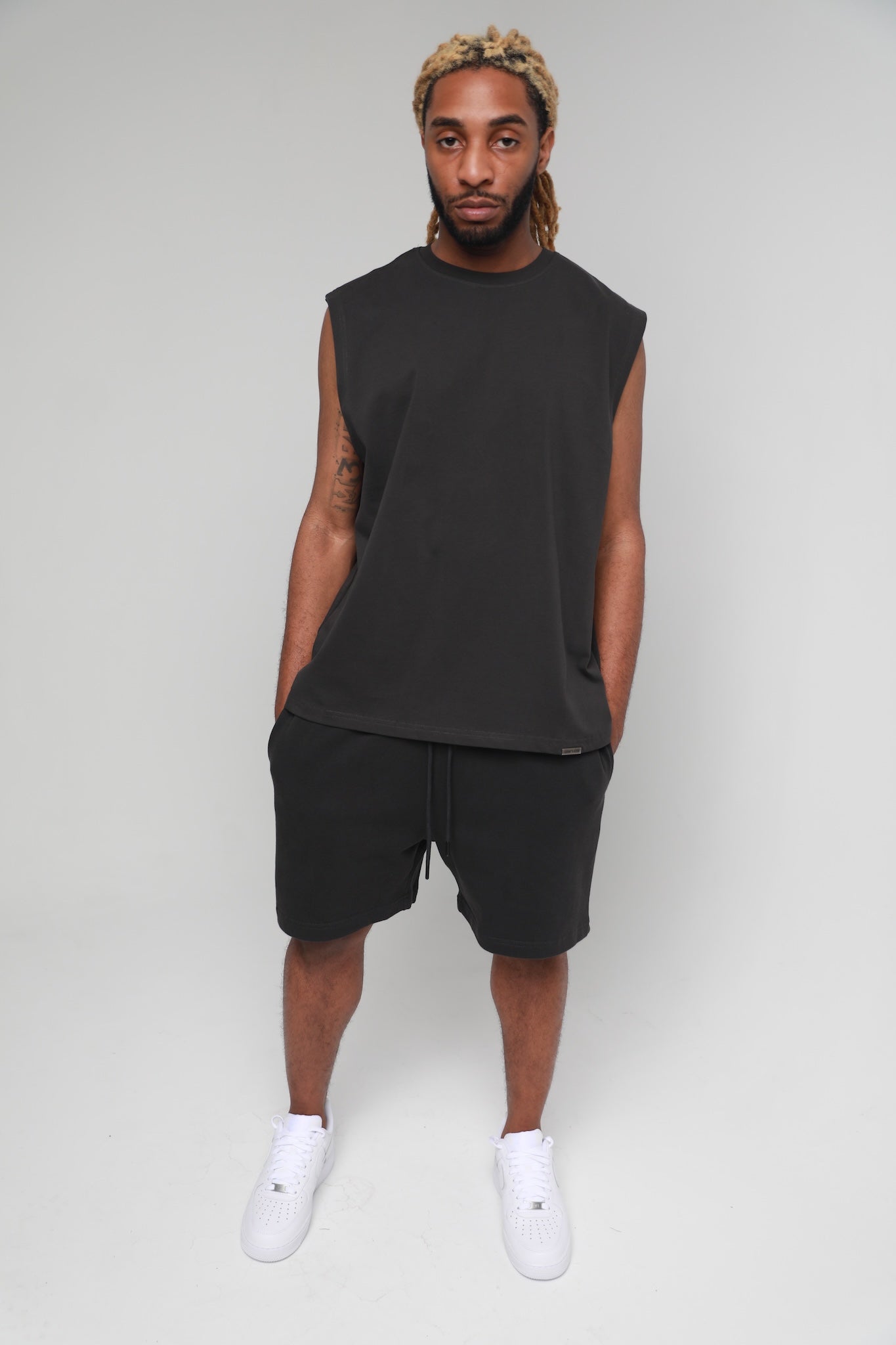 LENOX AVE BLACK SLEEVELESS TEE – Georgio's