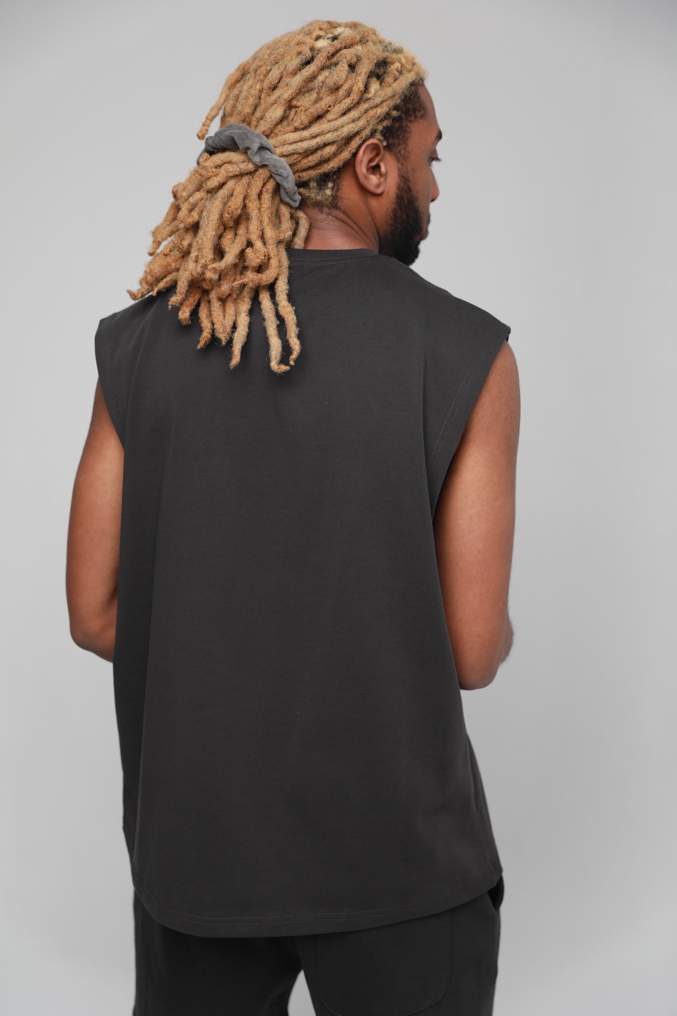 LENOX AVE BLACK SLEEVELESS TEE – Georgio's